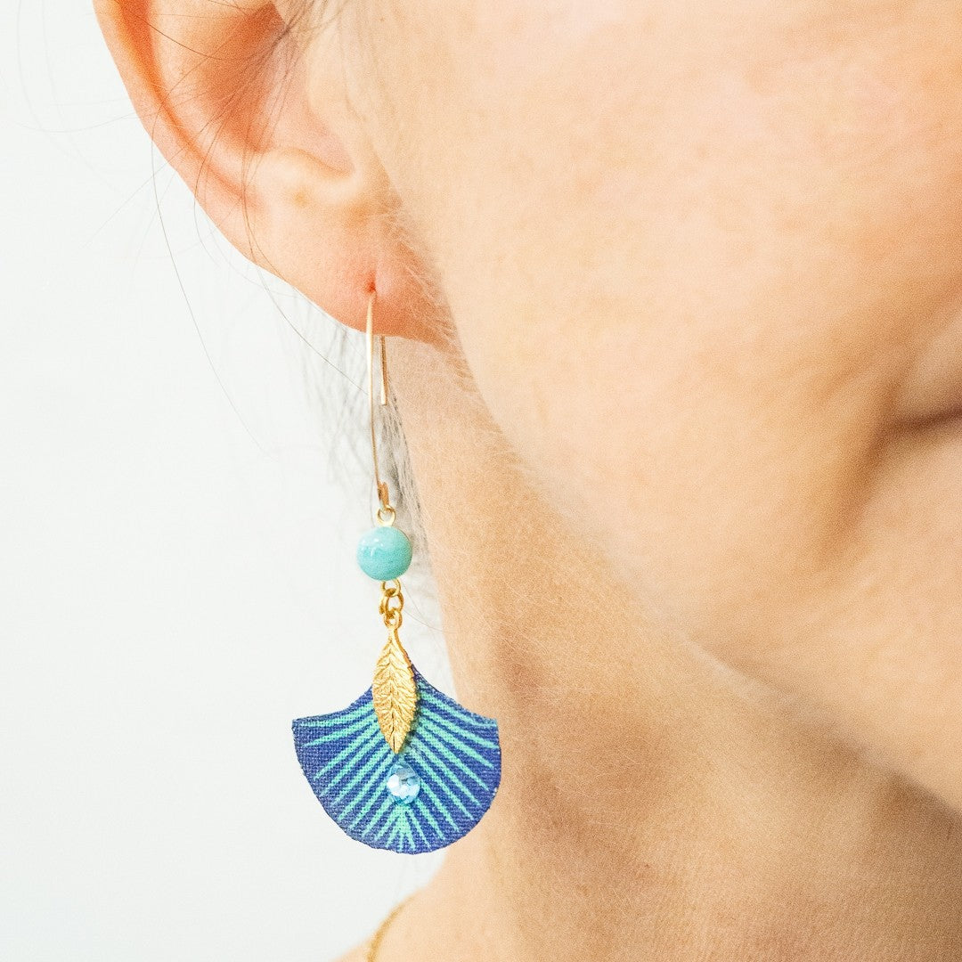 Vibrant Pacifique - Boucles d’oreilles plaqué or pendantes bleues amazonite tissu