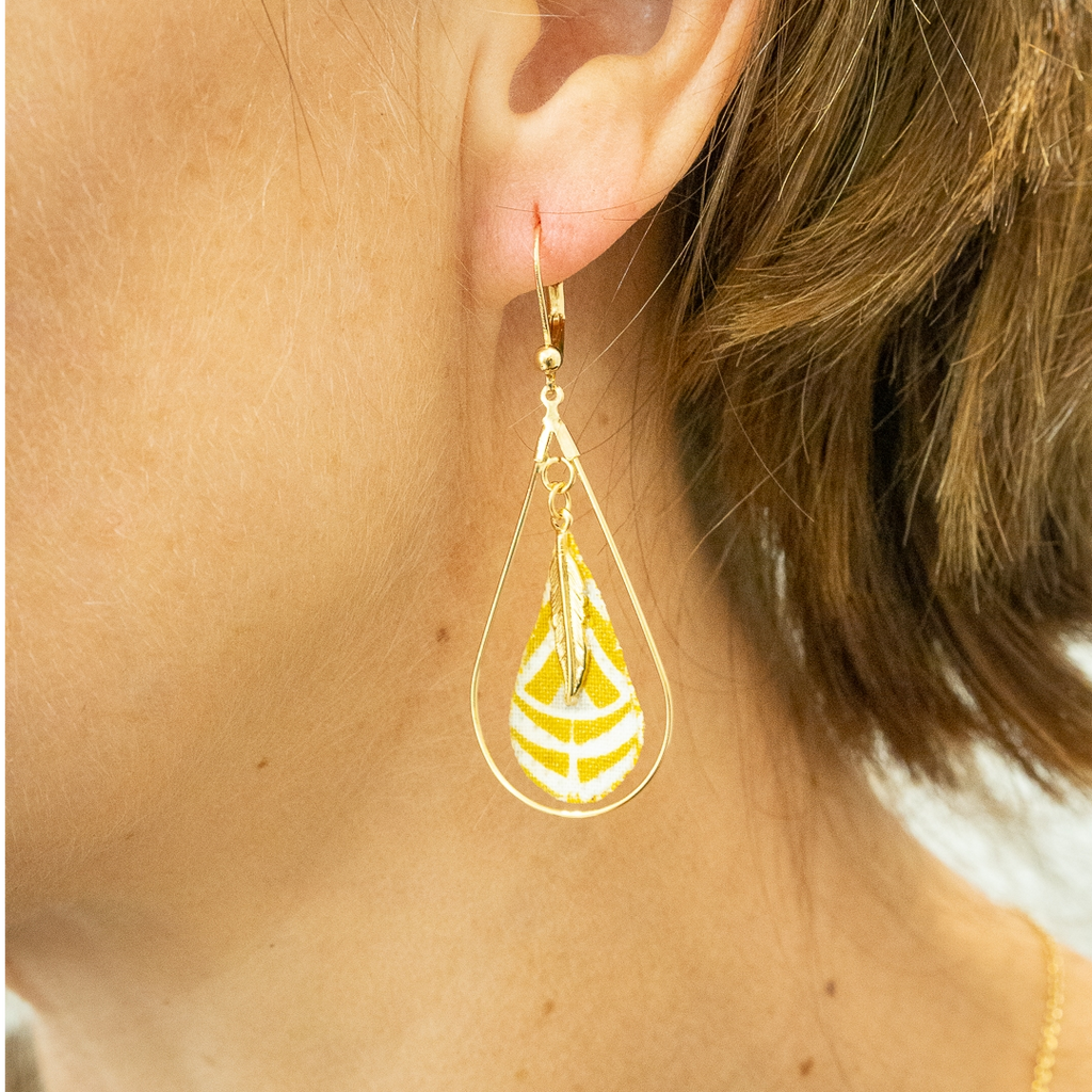 Dorée Plume d'or - Boucles d'oreilles créoles gouttes en tissu plume plaqué or