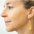 Dorée Plume d'or - Boucles d'oreilles créoles gouttes en tissu plume plaqué or