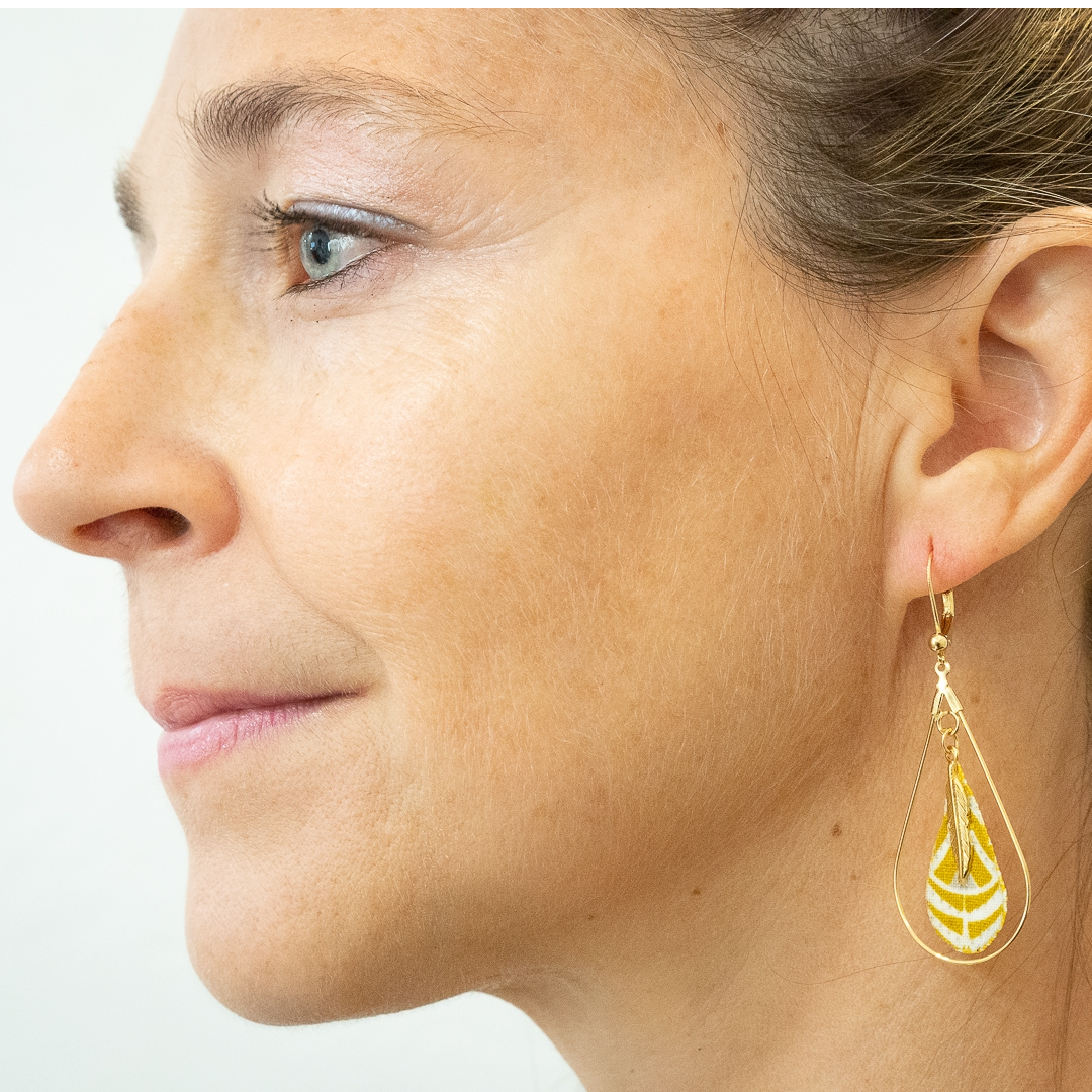 Dorée Plume d'or - Boucles d'oreilles créoles gouttes en tissu plume plaqué or