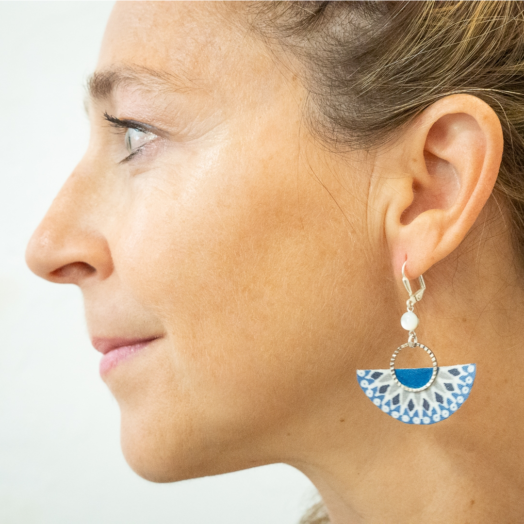 Bleu Eventail marin - Boucles d'oreilles nacre et argent en tissu