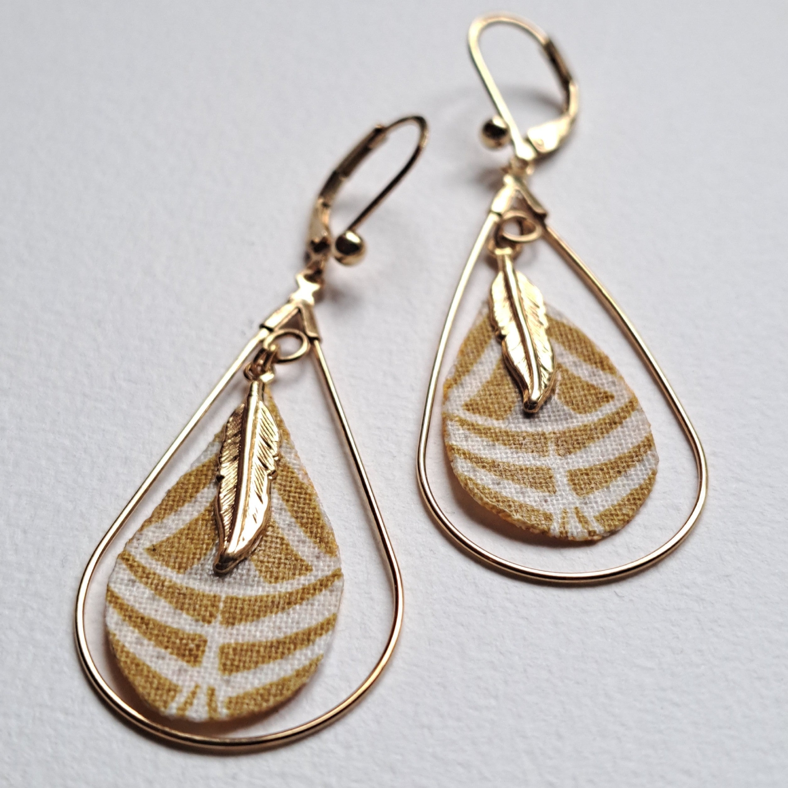 Dorée Plume d'or - Boucles d'oreilles créoles gouttes en tissu plume plaqué or