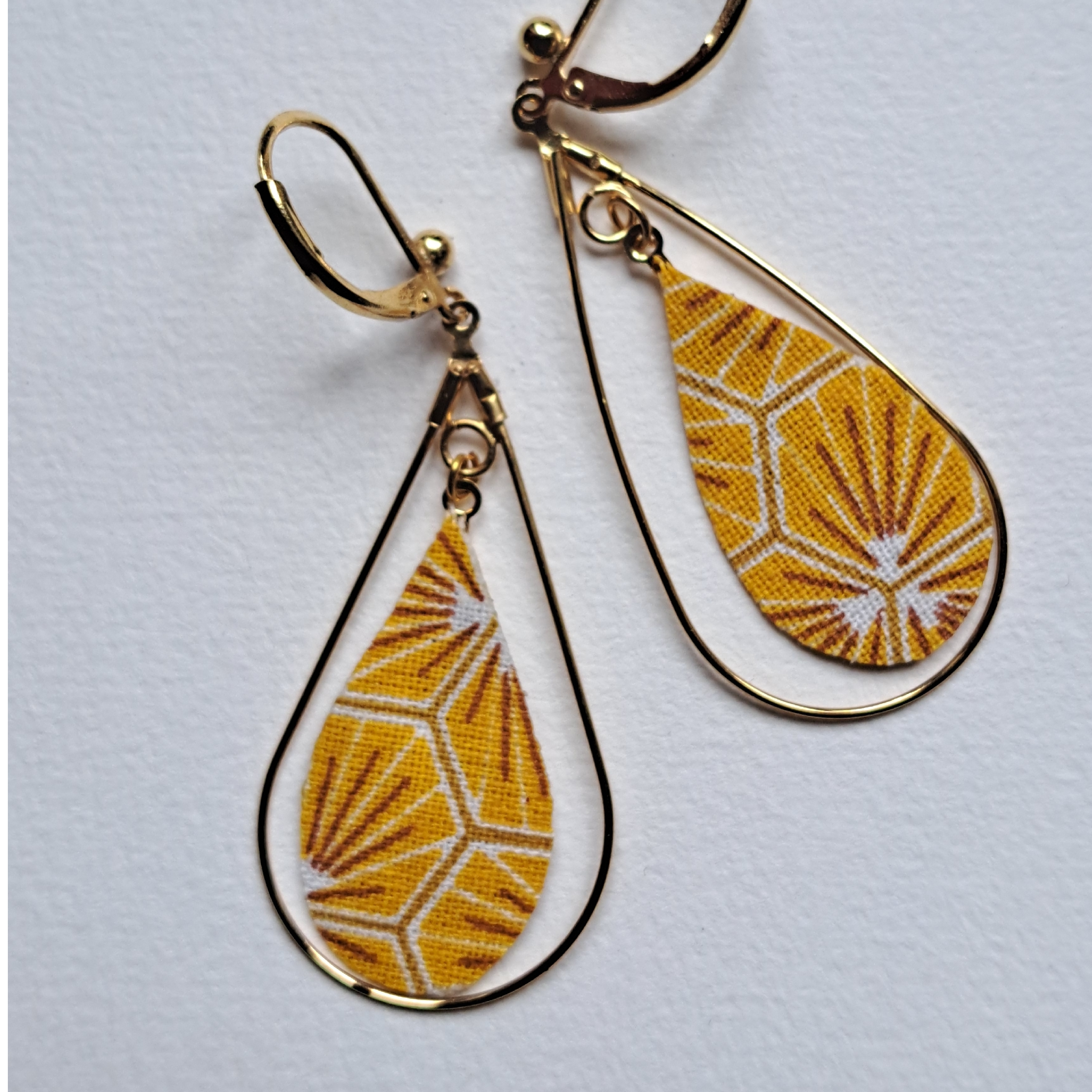 Dorée Plume d'or - Boucles d'oreilles créoles gouttes en tissu plume plaqué or