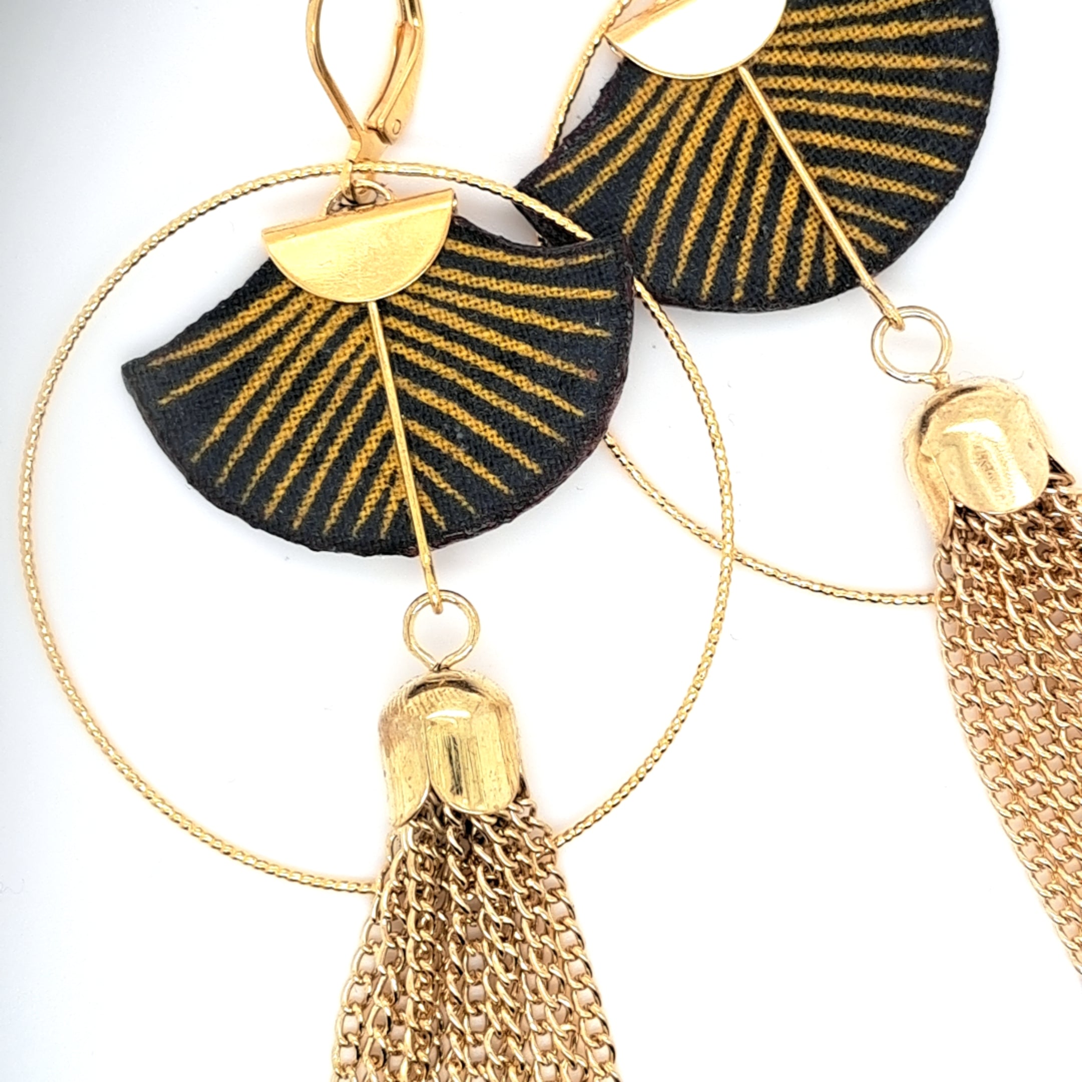 Charleston - Boucles d'oreilles pendantes dorées en tissu