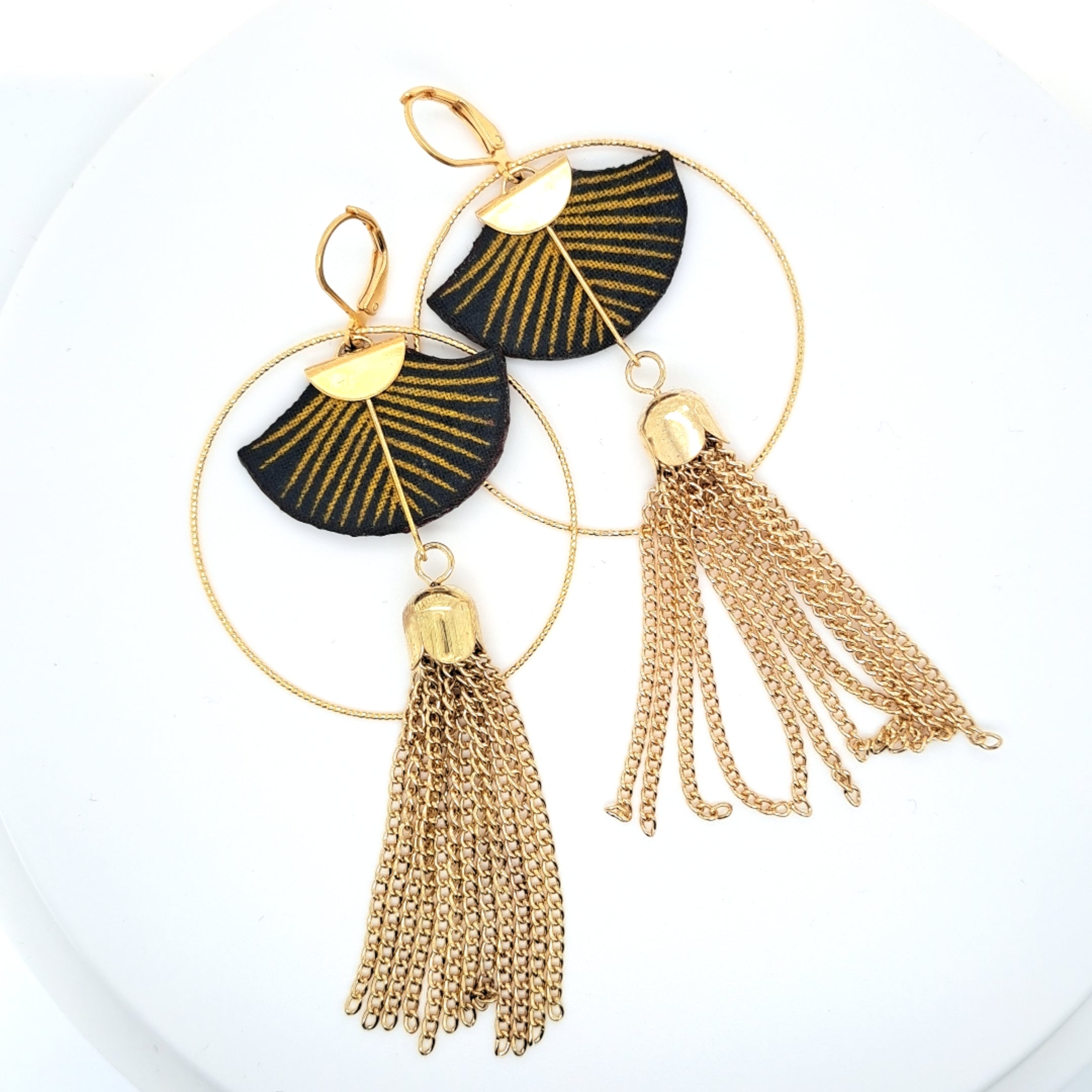 Charleston - Boucles d'oreilles pendantes dorées en tissu