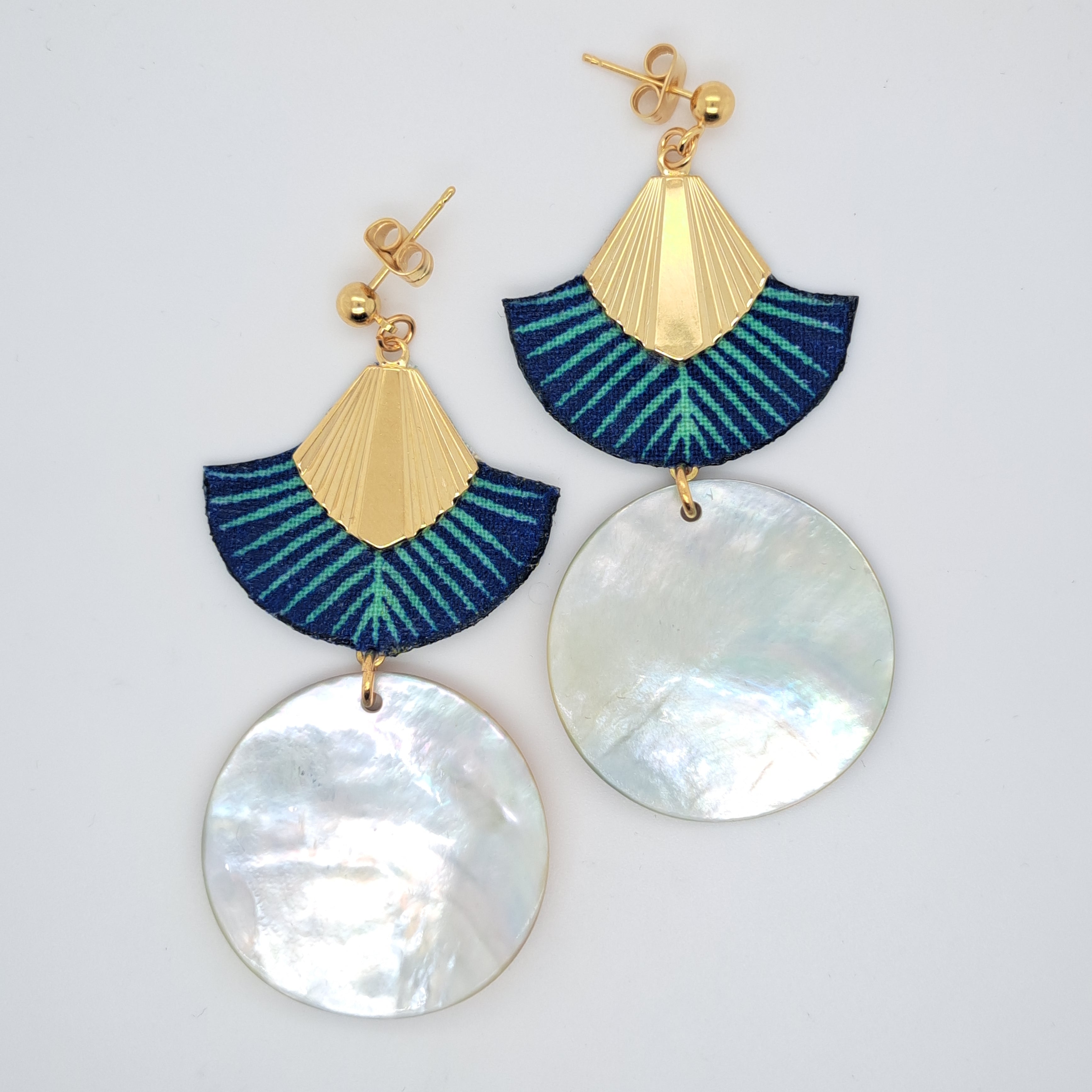 Bleu Moorea - Boucles d'oreilles bleues nacre