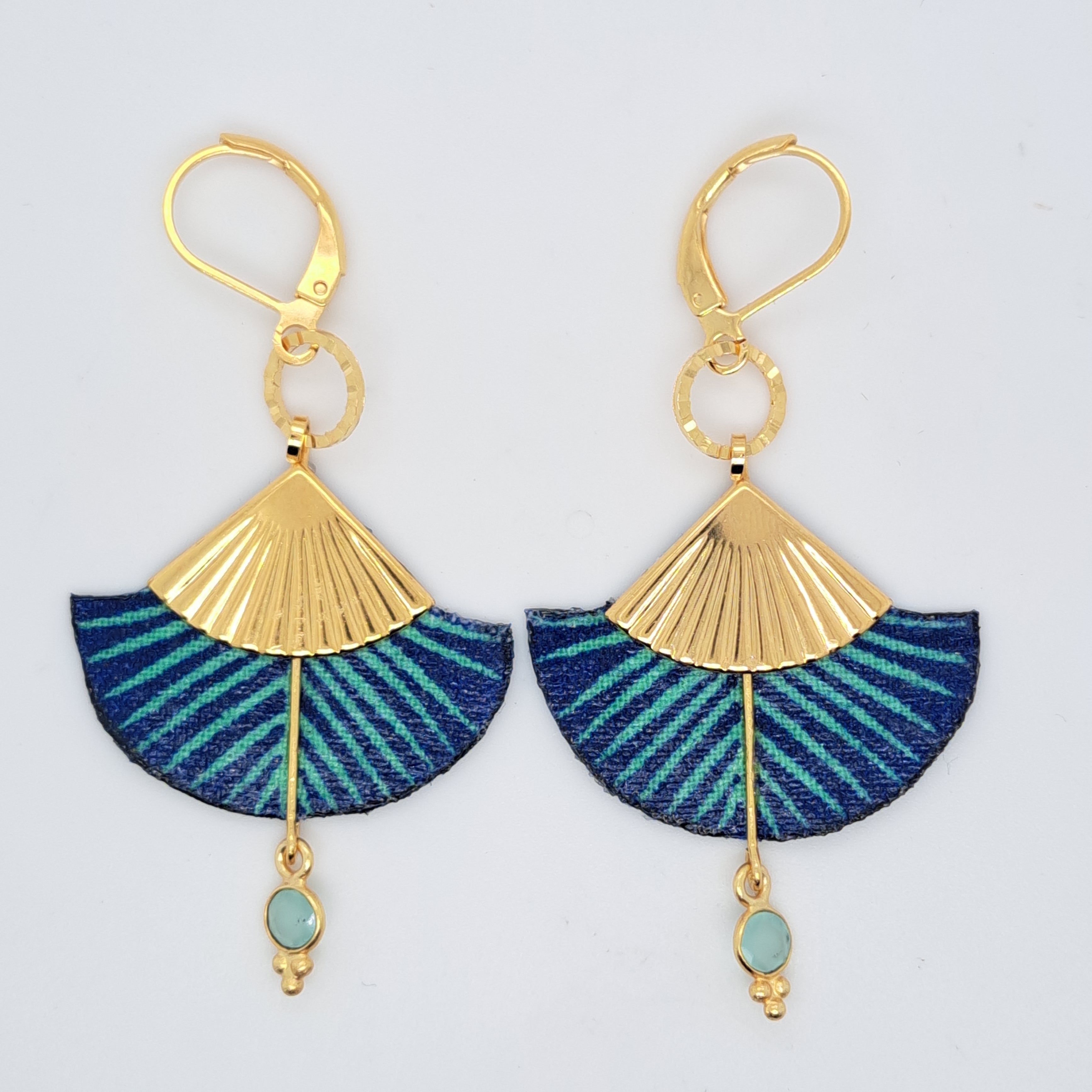 Bleu Seychelles - Boucles d'oreilles pendantes calcédoine bleue